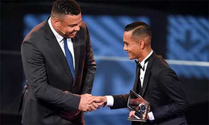 Chủ nhân Bàn đẹp nhất 2016 được Malaysia chào đón như người hùng