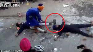 Clip: Võ sư bịt mắt giáng búa tạ vào giữa mặt người đàn ông