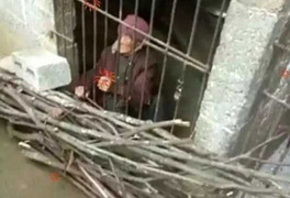 Trung Quốc: Con trai và con dâu nhốt mẹ già trong chuồng sắt bẩn thỉu suốt nhiều năm gây phẫn nộ
