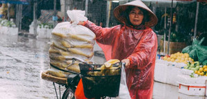 Cảnh đời mưu sinh trong mưa rét lấy nước mắt hàng triệu người