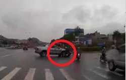 Clip: Xe máy phóng kiểu tự sát, lao vào đầu xe bán tải