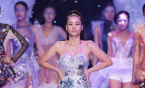 Thu Minh gây ấn tượng khi lần đầu diễn catwalk mà vẫn tự tin