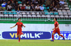 Văn Thắng xử lý kỹ thuật hạ HAGL