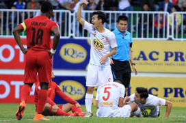 Video: Đông Triều đánh đầu dũng mãnh ghi bàn thắng đầu tiên cho HAGL