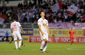 90 phút khổ sở với trái bóng của Công Phượng