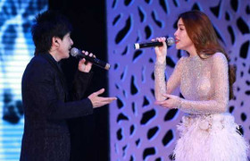 Hồ Ngọc Hà đi chân trần song ca cùng Đan Trường