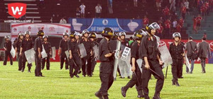 Hy hữu: Báo bù giờ 2 lần, trọng tài rời sân Tân An nhờ lực lượng cơ động