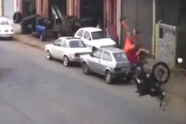 Đâm liên hoàn vào xe bán tải và container, chàng trai vẫn sống sót thần kỳ