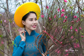 Thiếu nữ Hà thành khoe sắc thắm bên đào Xuân trong bộ ảnh đón Tết