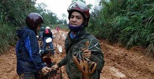 Hình ảnh giáo viên 'tắm bùn', chống gậy tới trường lay động trái tim hàng triệu người