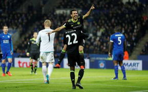 Marcos Alonso lập cú đúp, Chelsea nhấn chìm Leicester