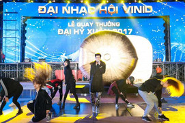 Noo Phước Thịnh tập luyện bất chấp giá rét chuẩn bị cho Đại Nhạc Hội VinID