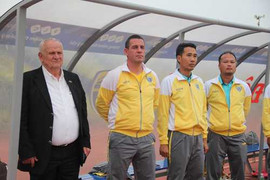 Ông thầy vô địch Champions League ‘tá hỏa’ với kiểu đá V-League