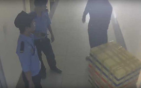 Camera an ninh ghi lại kẻ sát hại nữ sinh lớp 9 dùng thùng xốp phi tang