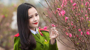 Hot girl CĐ Cảnh sát nhân dân I khoe nụ cười toả nắng bên vườn đào Nhật Tân