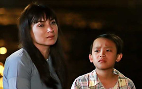 Phi Nhung gánh hàng rong, Hồ Văn Cường bán vé số khiến người xem xúc động