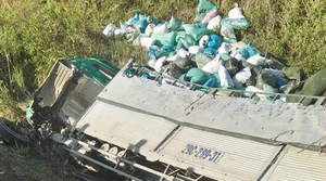 Xe từ thiện lật nghiêng ở đèo Pha Đin, 3 người thương nặng