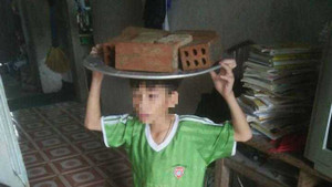 Bắt em trai quỳ gối, đội gạch nhiều giờ còn chụp hình 'bêu' facebook