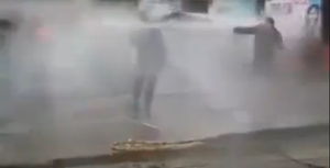 Giành địa bàn, hai nữ thợ rửa xe hỗn chiến bằng vòi xịt