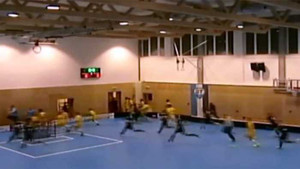 Trần nhà thi đấu đổ sập, cầu thủ tán loạn bỏ chạy tháo thân