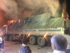 Xe chở than bốc cháy ngùn ngụt giữa đường