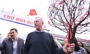 Đại sứ Mỹ Ted Osius đi chợ hoa mua đào chơi Tết