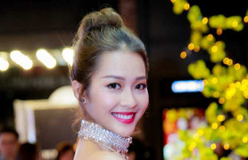 Khả Ngân xinh như hoa, xuất hiện rạng rỡ trong sự kiện