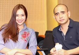 Nhạc sĩ Đức Trí trìu mến nhìn hot girl xinh như Hồ Ngọc Hà tập hát