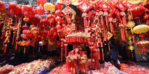 Phố Hàng Mã rực đỏ những ngày cận Tết