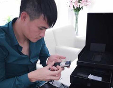 Thủy Tiên tặng Công Vinh điện thoại Vertu trăm triệu