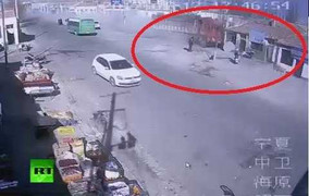 Clip: Xe tải 'điên' cày nát dãy nhà trên phố, 5 người chết thảm