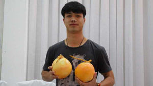 Fan vượt 1.700km ra Hà Nội tặng dừa cho Công Phượng