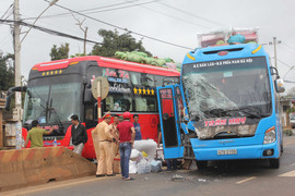 Xe khách húc xe tải văng xa 20m, 2 người nguy kịch