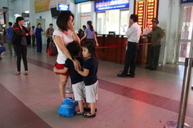 Sài Gòn ‘kẹt cứng’, hành khách bật khóc vì trễ tàu về quê ăn Tết