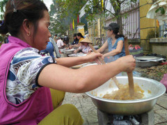 Dân Huế thi làm mứt gừng, bánh tét gây quỹ cho người nghèo đón Tết