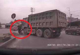 Thót tim clip xe máy vượt ẩu, suýt mất mạng dưới bánh xe ben