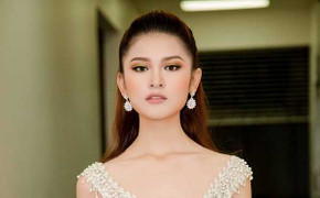 Á hậu Thuỳ Dung lần đầu làm vedette diễn thời trang