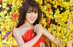 ‘Hot girl trà sữa’ khoe vai trần gợi cảm bên mai vàng đón Tết