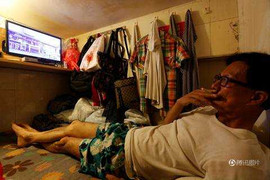 'Ngộp thở' nhìn phòng trọ như 'quan tài' giá 15 triệu/tháng giữa Hong Kong giàu có