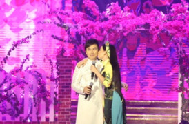 Phi Nhung hôn Mạnh Quỳnh trên sóng truyền hình trực tiếp