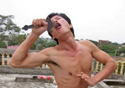 Quyết định kỳ quặc về quê làm 'nghệ sĩ' đám cưới làng của dị nhân nuốt 15 thanh kiếm sắc bén