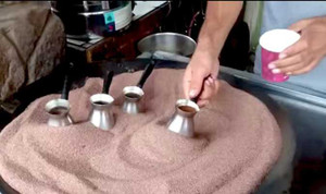 Tròn mắt xem người Thổ Nhĩ Kỳ đun cà phê trên cát nóng ảo diệu