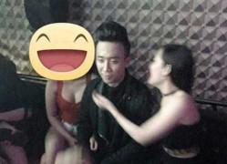 Trấn Thành lộ ảnh trong quán karaoke bên 2 chân dài hở bạo