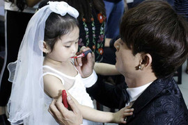 Ưng Đại Vệ ân cần chăm sóc con gái trong hậu trường Sing my song