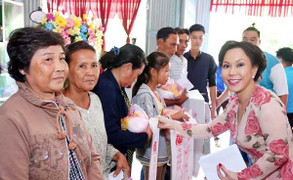 Việt Hương mang Tết đến sớm cho bà con nghèo