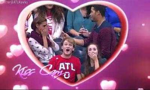 Clip: Cầu hôn bạn gái khi đang quay kiss cam và cái kết ngoài kịch bản