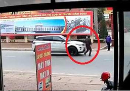 Lao sang đường không quan sát, suýt đâm vào ôtô còn chỉ tay 'dằn mặt' tài xế