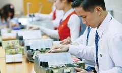 Dồn dập tăng lãi suất: Ôm tiền mặt lại sướng