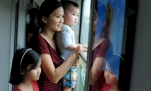 Ảnh: Giây phút đoàn tụ ở nhà ga ngày cận Tết