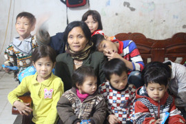 Video: Nỗi buồn của người người mẹ đông con nhất Thủ đô ngày cận Tết